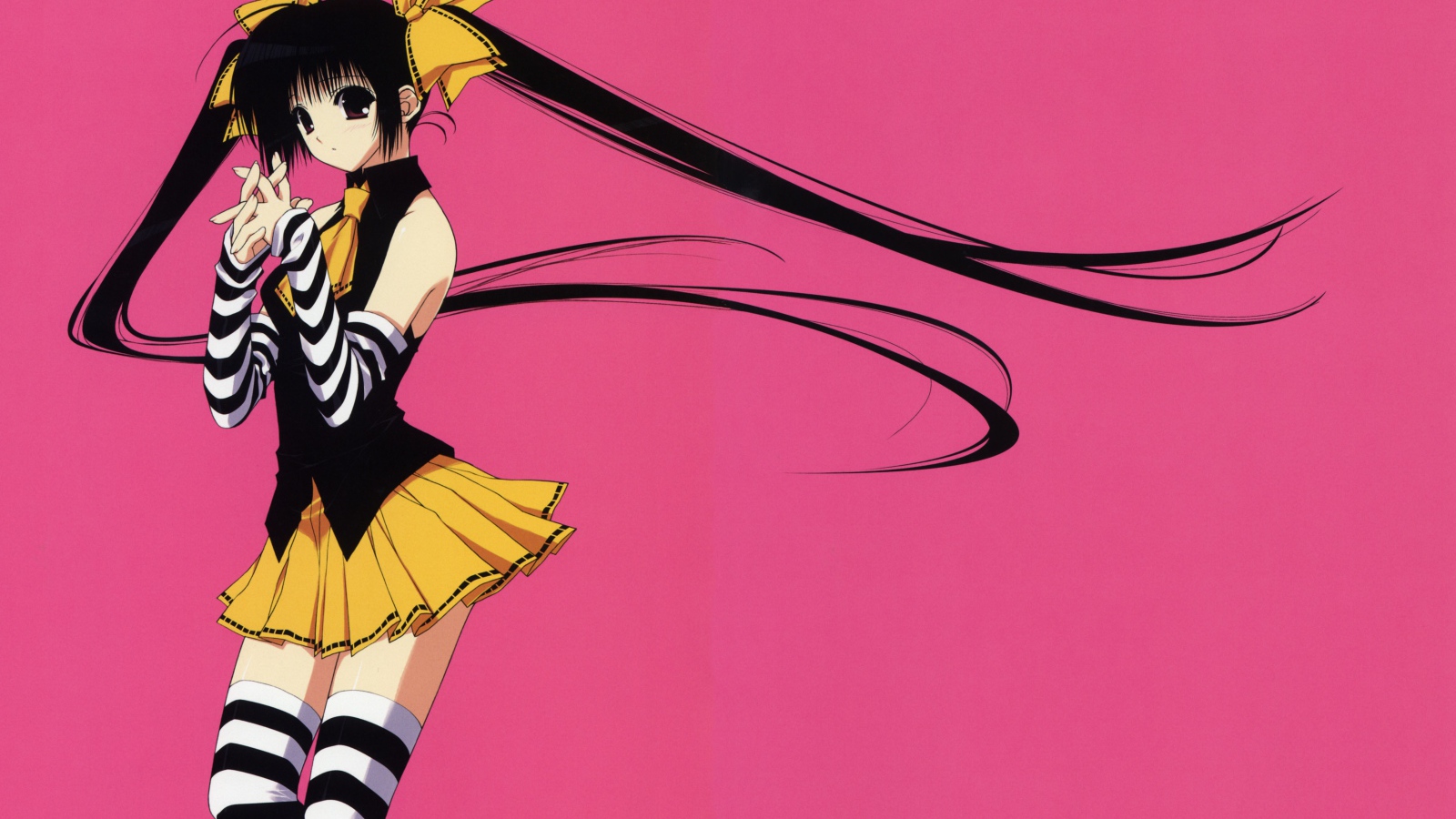 Девушка аниме с длинными черными волосами на розовом фоне