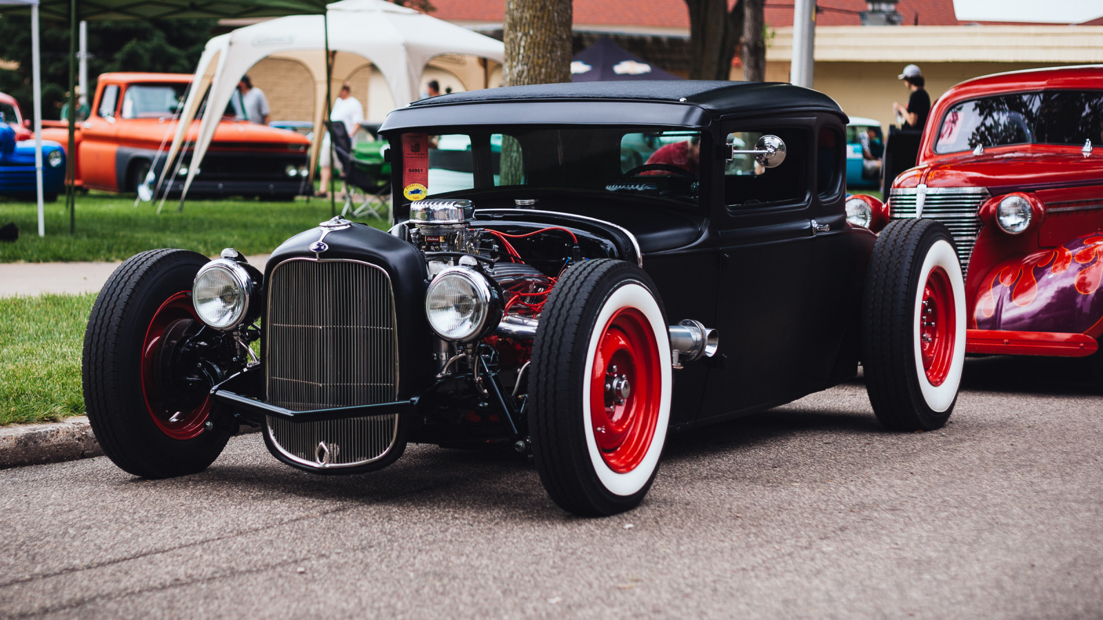 Черный ретро автомобиль  Хот-Род