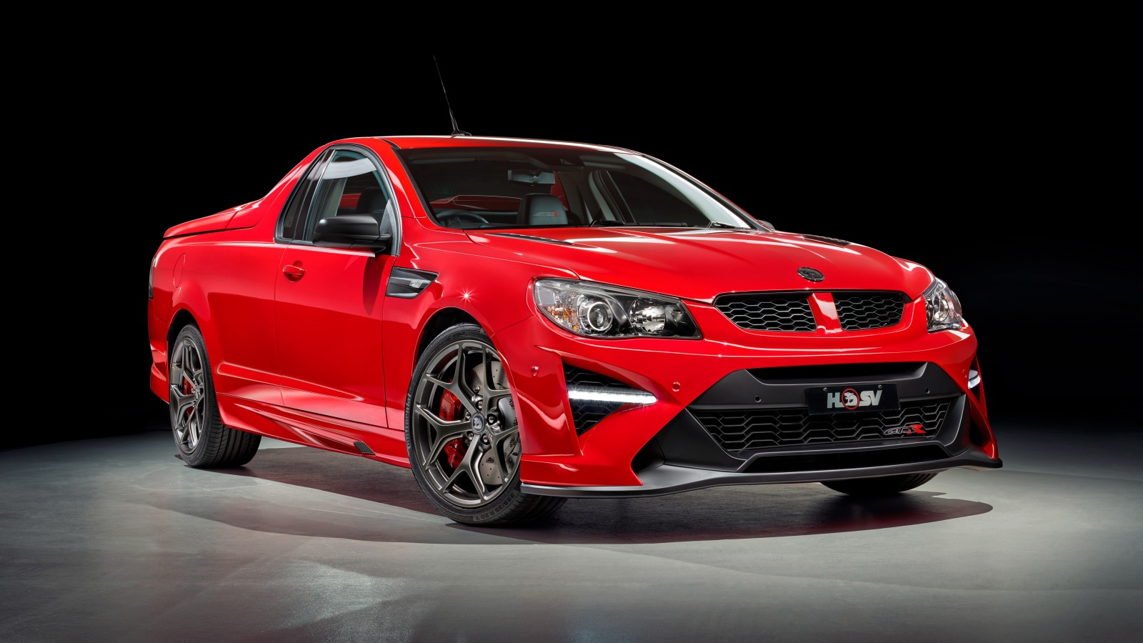 Красный автомобиль Holden GTSR Maloo, 2017 