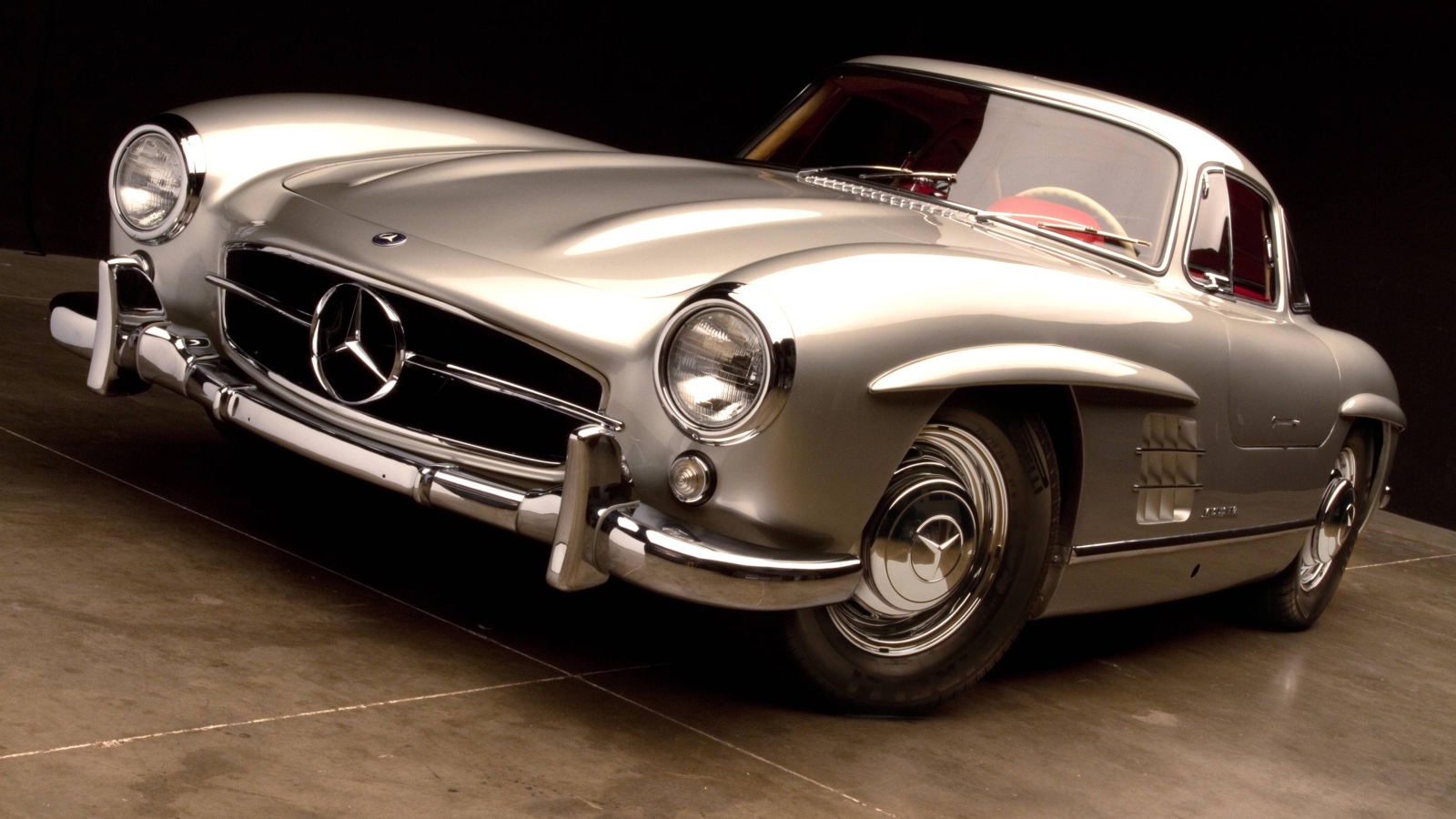 Серебристый ретро автомобиль Mercedes Benz 300 SL