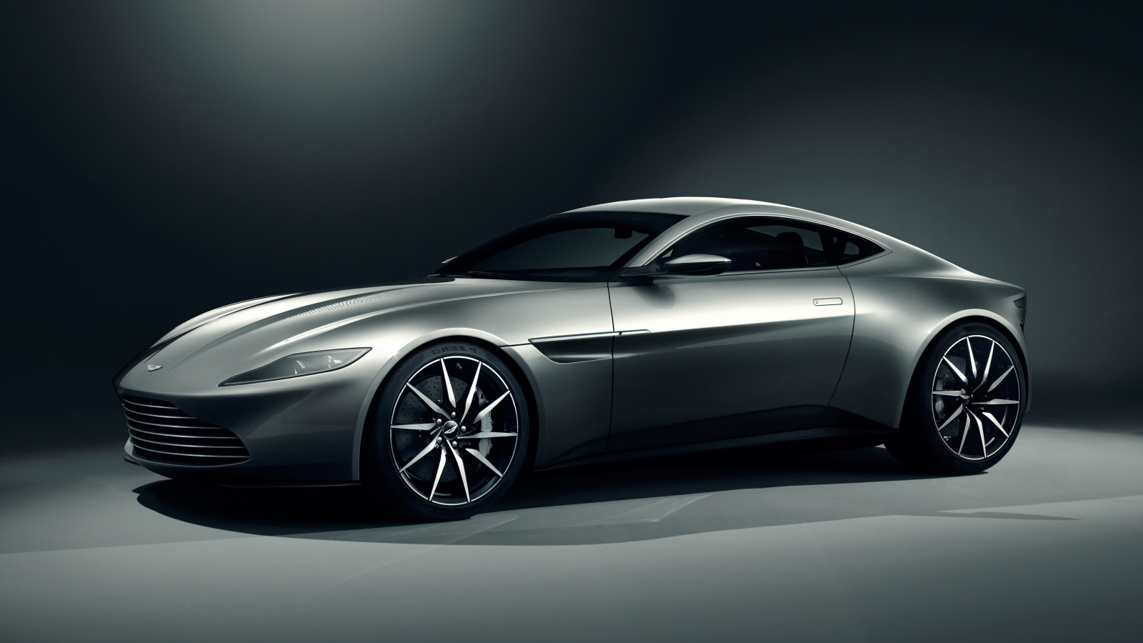 Серебристый автомобиль Aston Martin DB10 