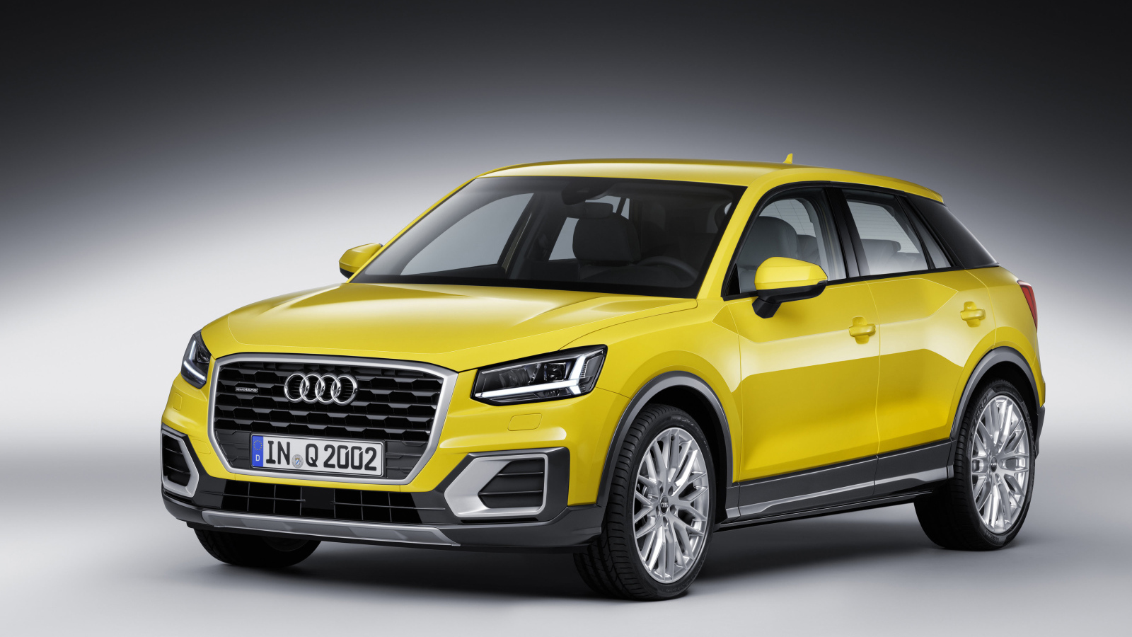 Яркий желтый автомобиль  Audi Q2, 2017 