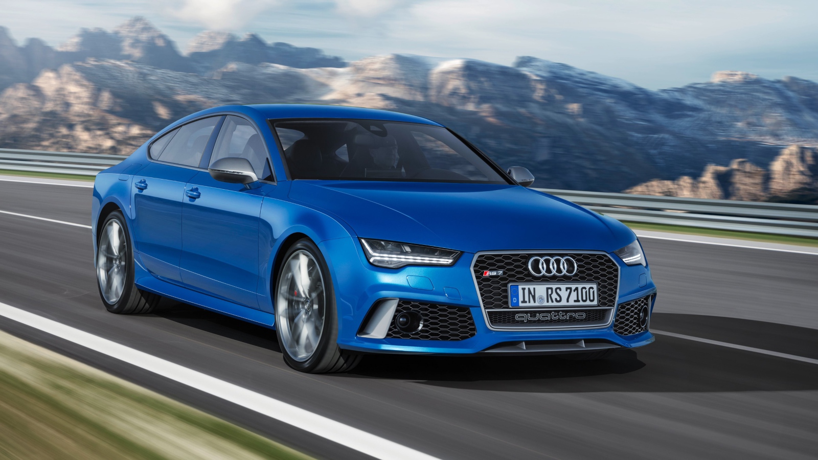 Автомобиль Audi RS7 синего цвета на трассе 