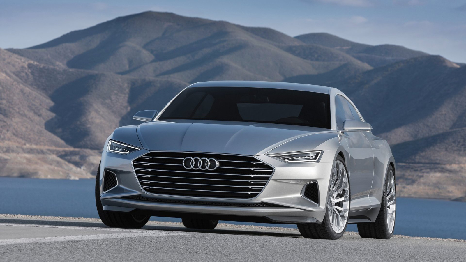 Серебристый автомобиль Audi Q5 2017 