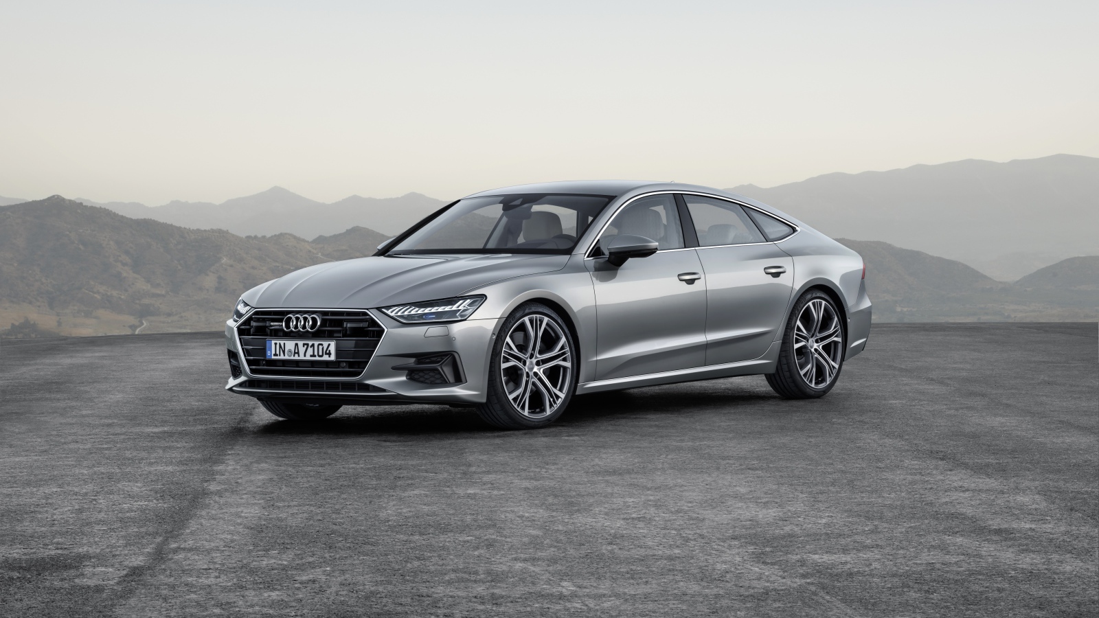 Стильный серебристый автомобиль Audi A7