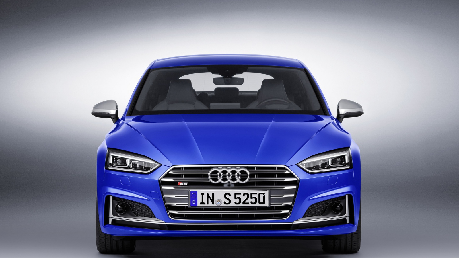 Голубой автомобиль  Audi S5 Sportback, 2018 вид спереди