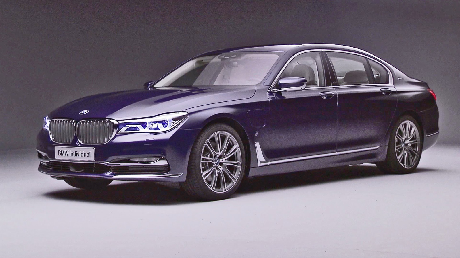 Фиолетовый BMW Individual 7 модель 2017 года