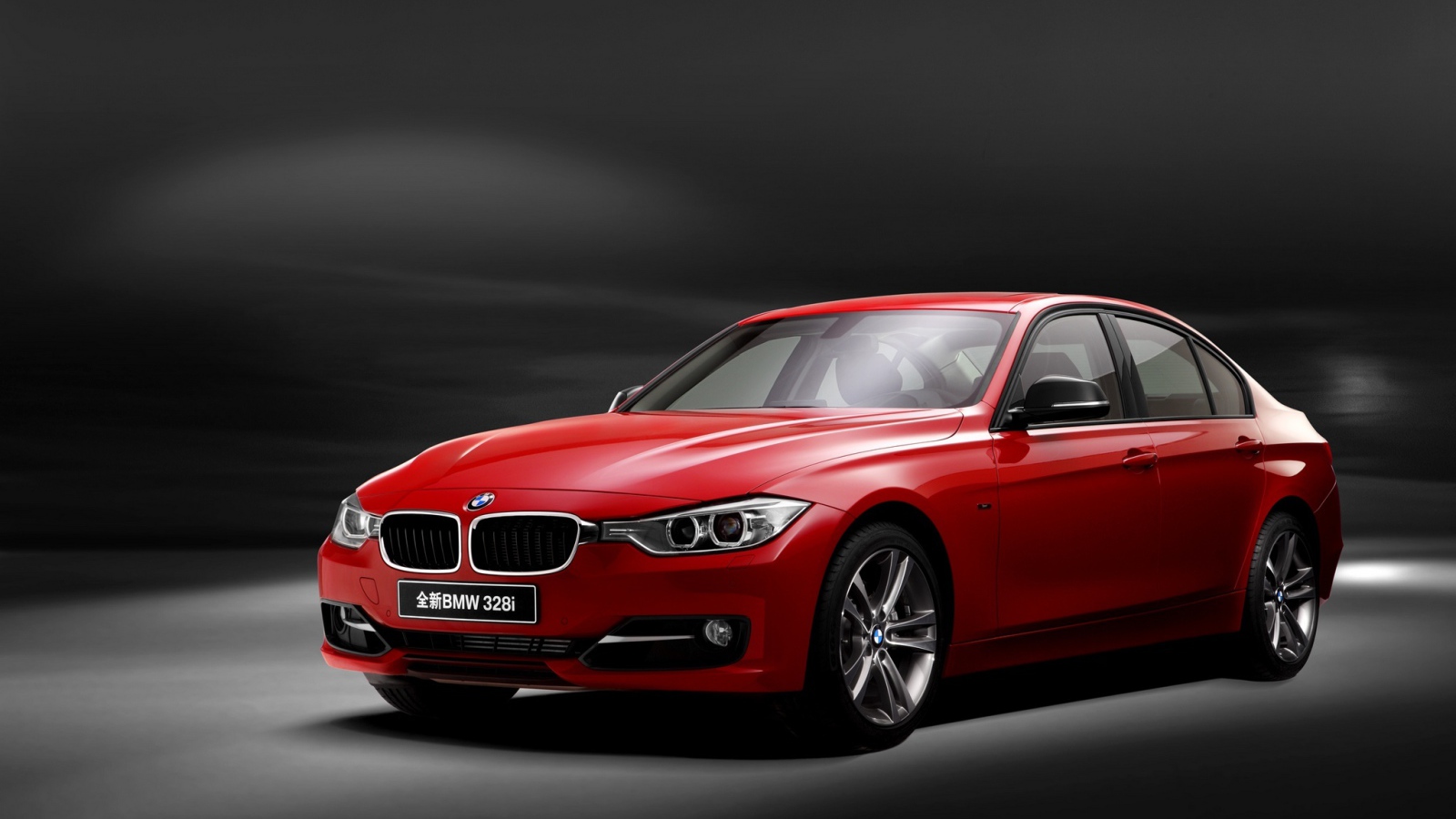Красный автомобиль BMW 3 Series на сером фоне