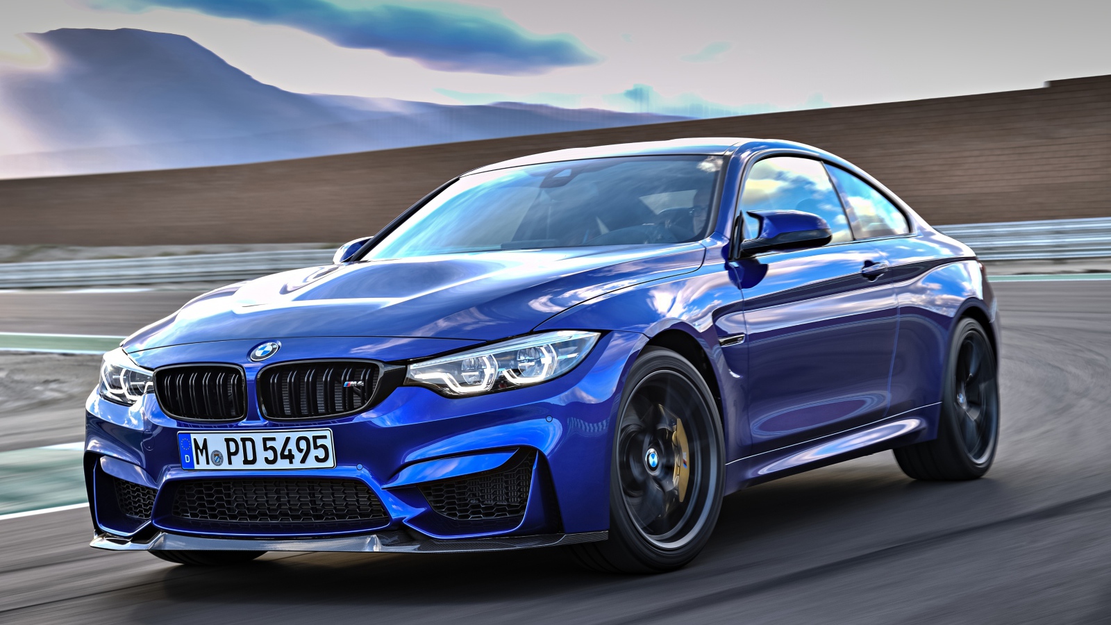 Синий автомобиль BMW M4 CS Worldwide, 2017 года