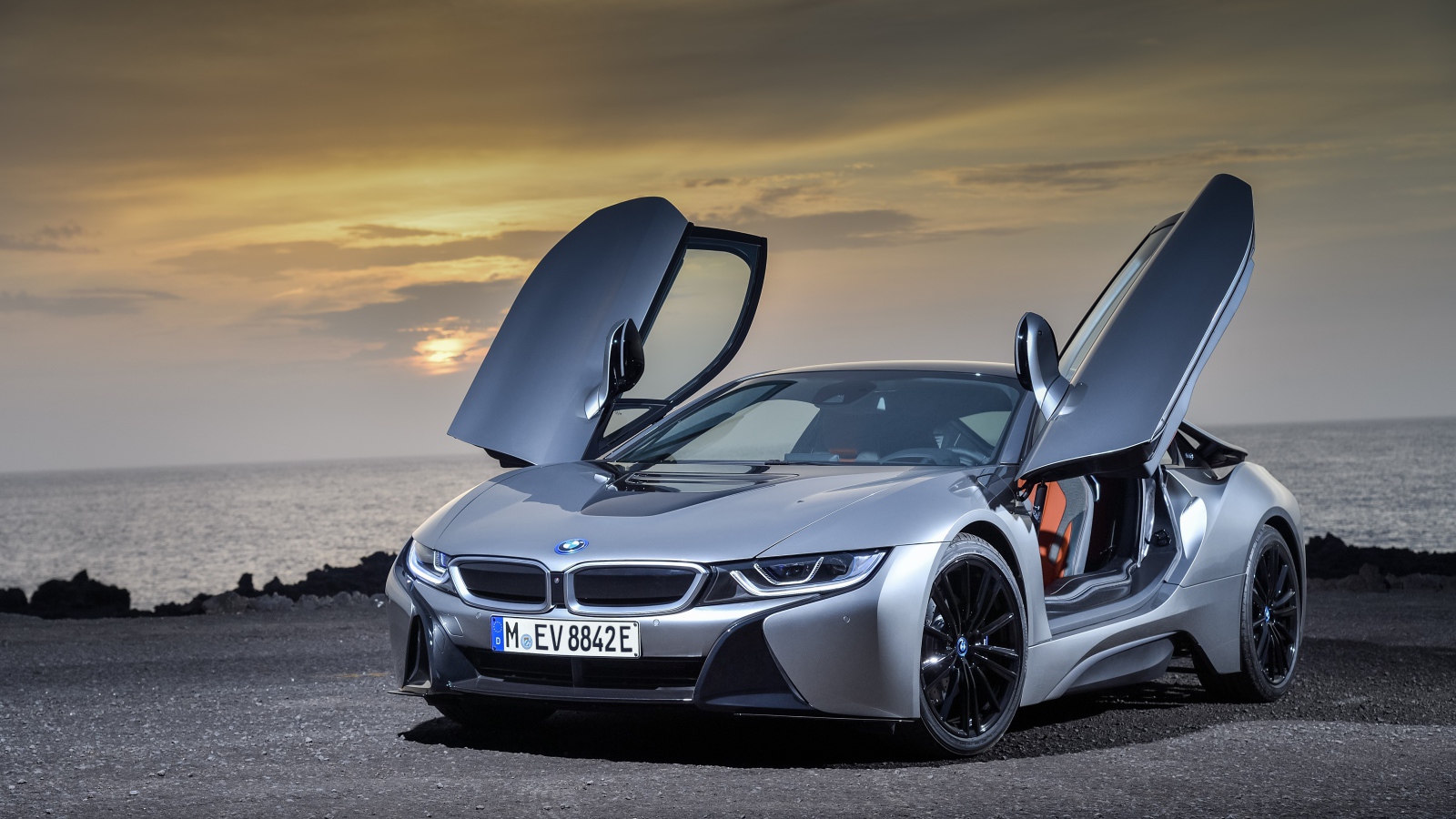 Стильный автомобиль  BMW i8 Roadster, 2018 с открытыми дверями