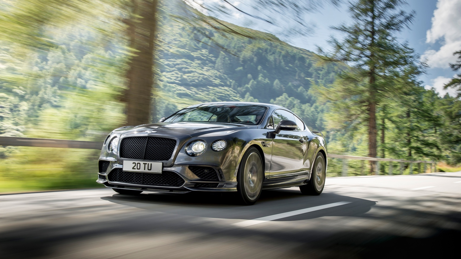 Черный стильный автомобиль Bentley Continental Gt на трассе 