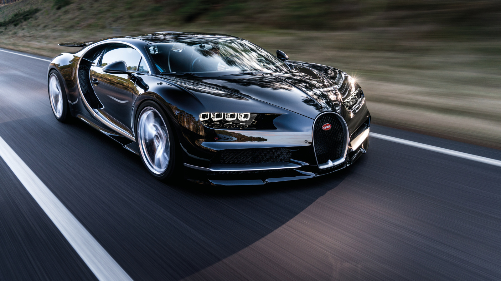 Черный быстрый автомобиль Bugatti Chiron на трассе