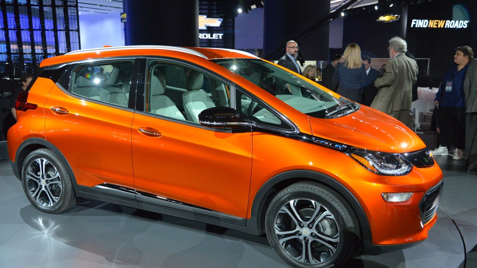 Оранжевый Chevrolet Bolt EV модель  2017 года 