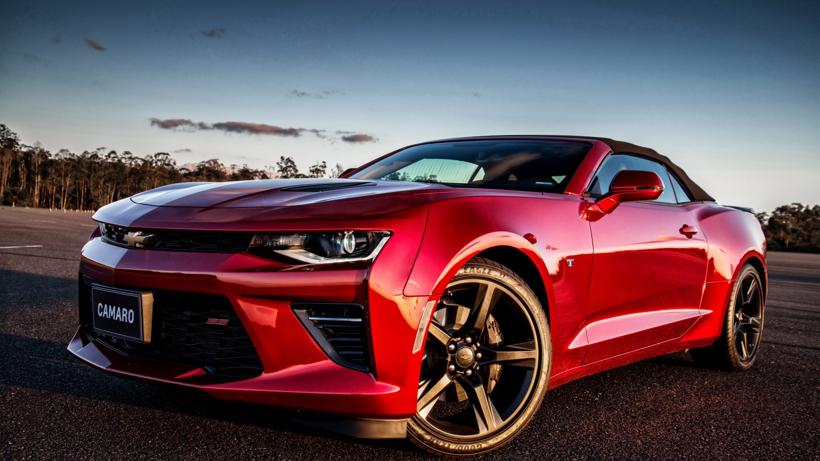 Красный стильный автомобиль Chevrolet Camaro