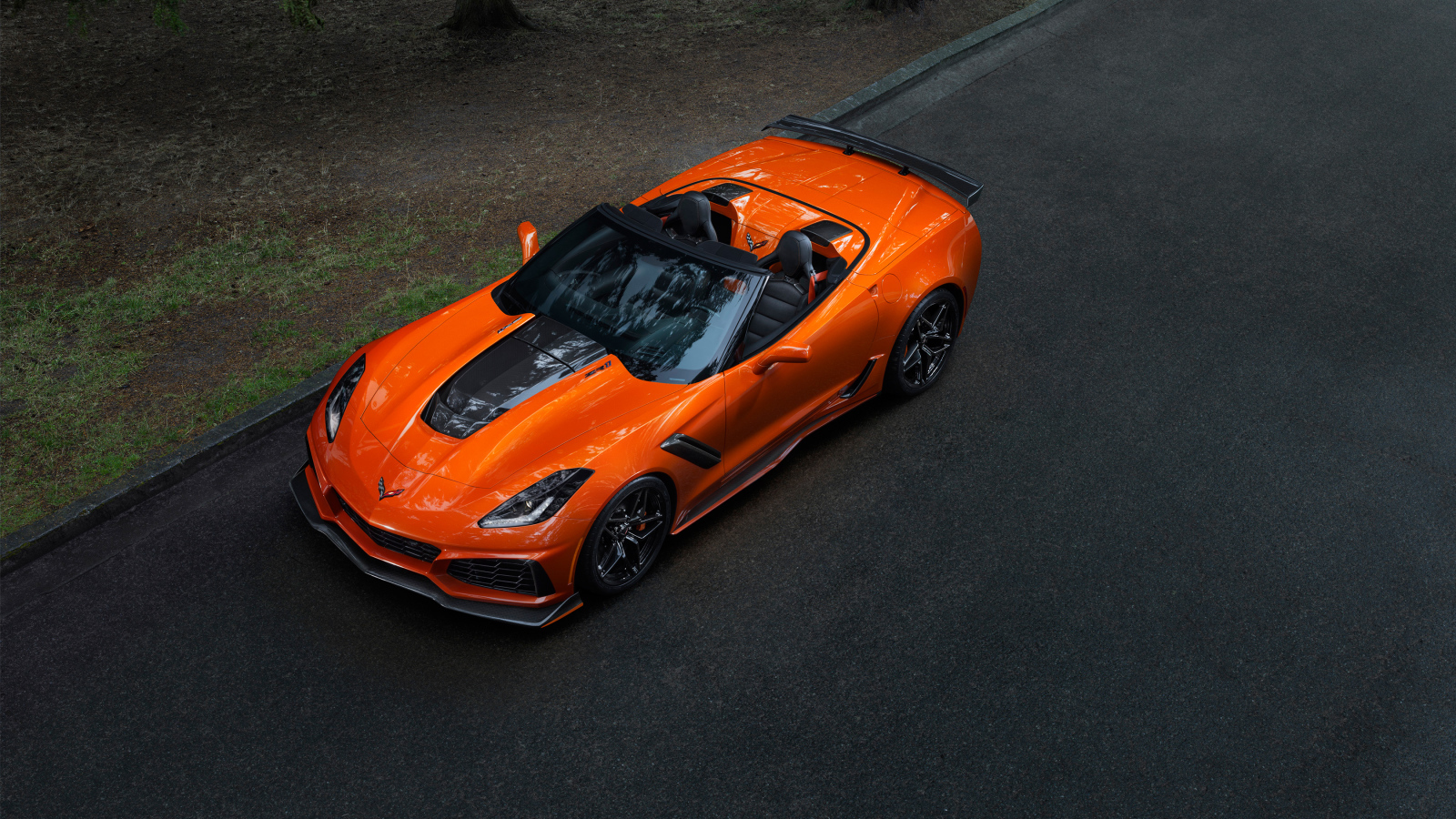 Оранжевый автомобиль кабриолет Chevrolet Corvette ZR1, 2019