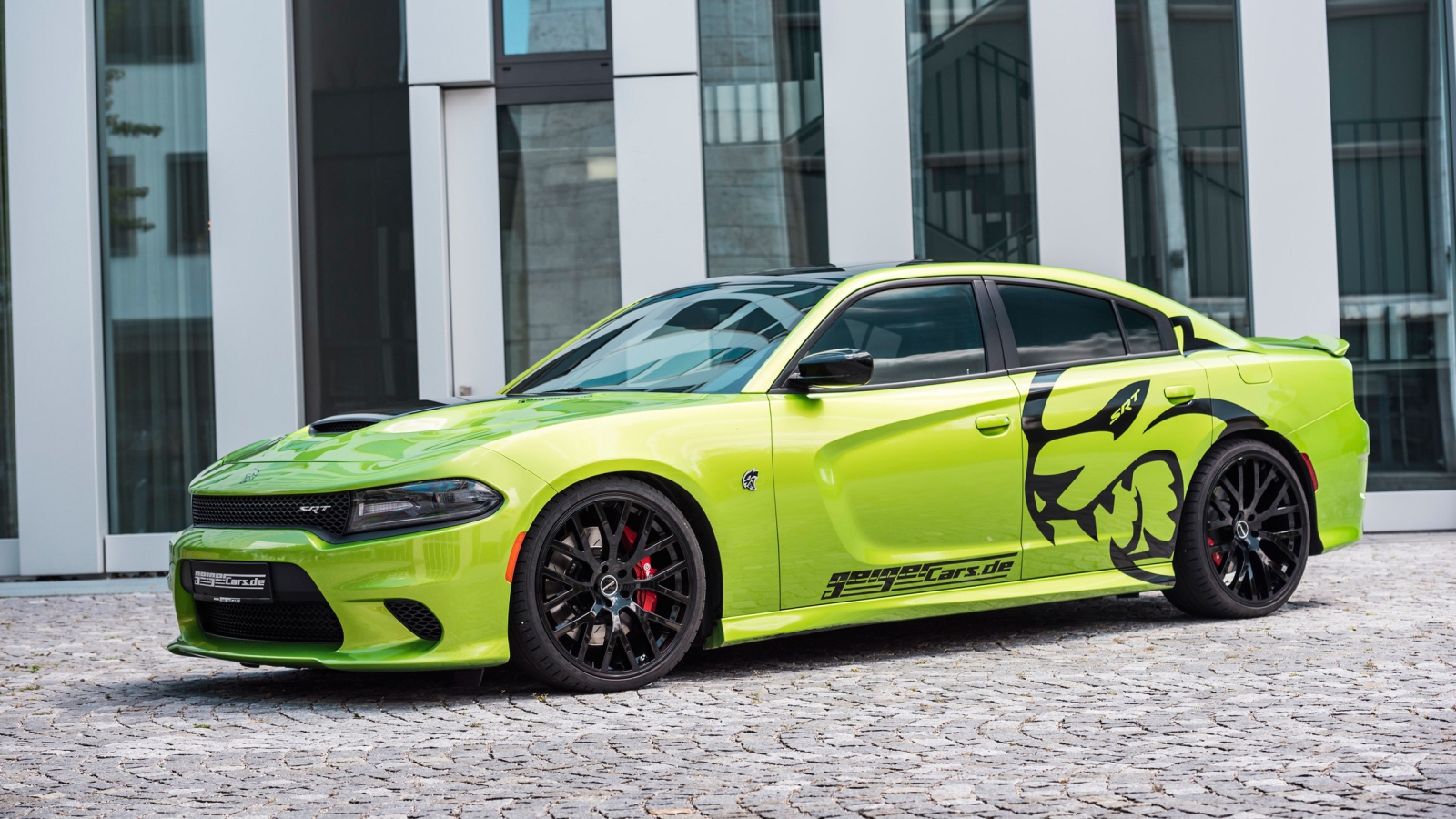 Зеленый автомобиль Dodge Charger SRT 