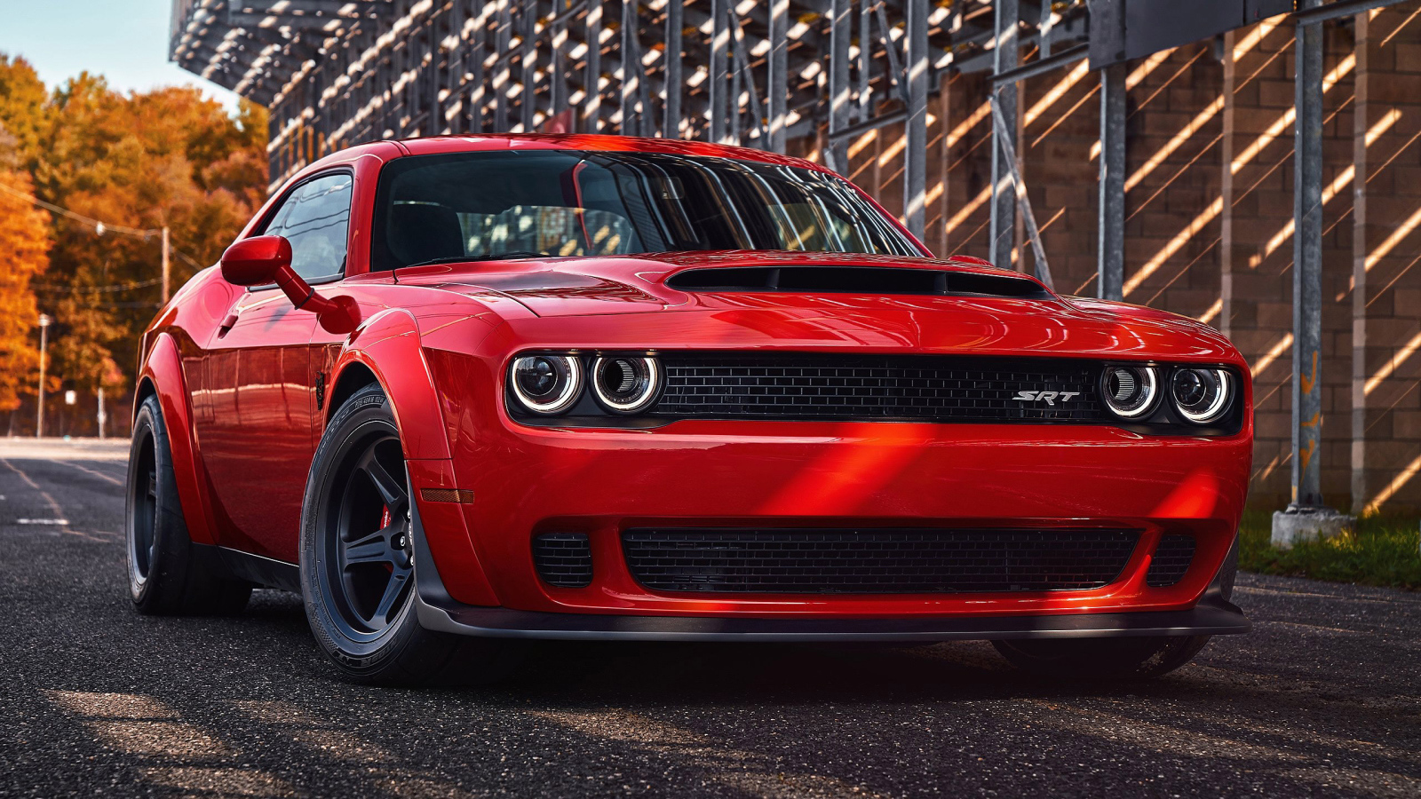 Красный автомобиль Dodge Challenger SRT Demon, 2018 