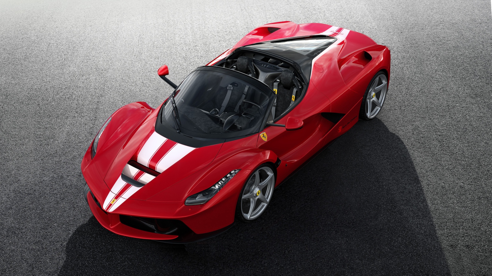 Красный спортивный автомобиль Ferrari LaFerrari Aperta вид сверху