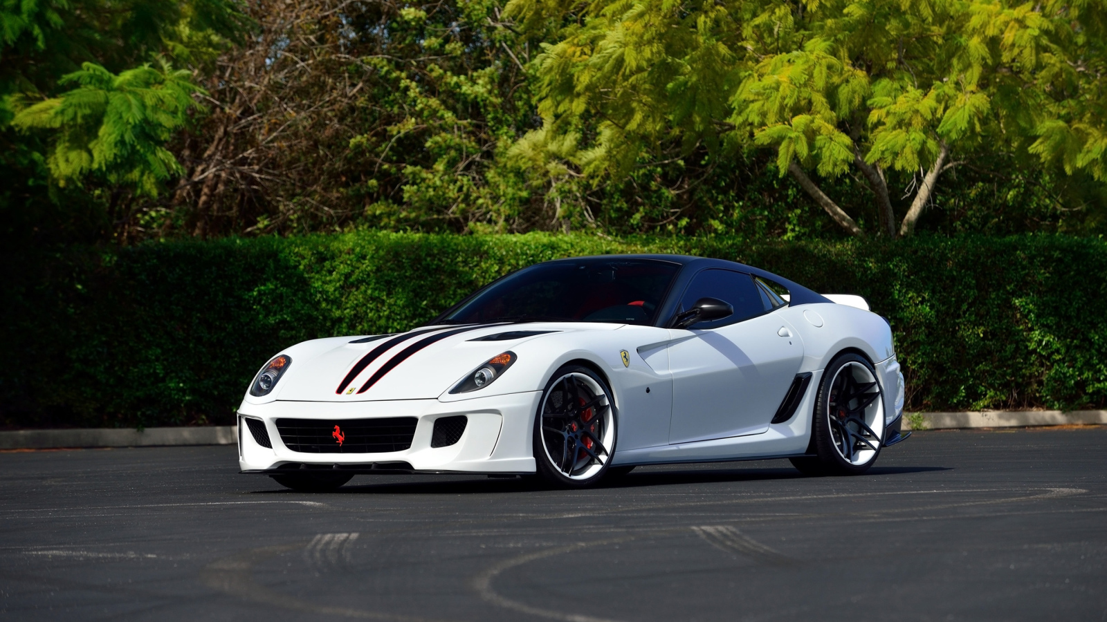 Белый спортивный автомобиль Ferrari 599 GTB