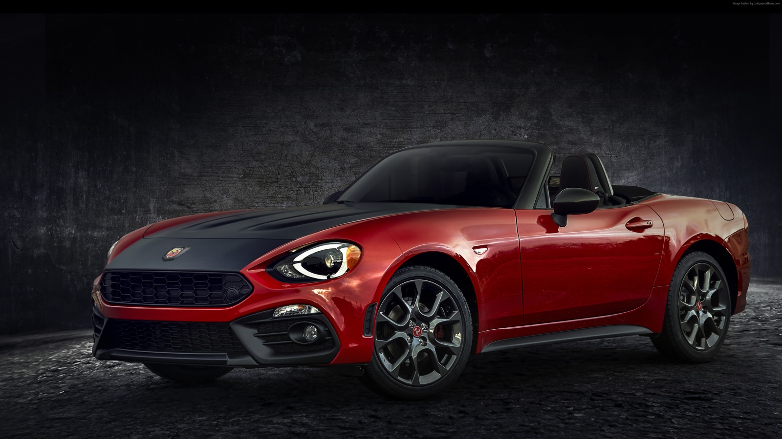 Красный кабриолет Fiat 124 Spider Abarth, 2017