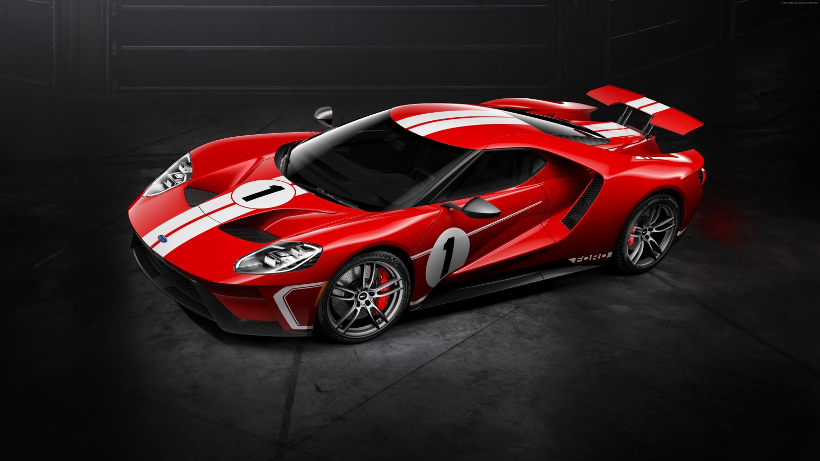 Красный спортивный автомобиль Ford GT '67 Heritage Edition