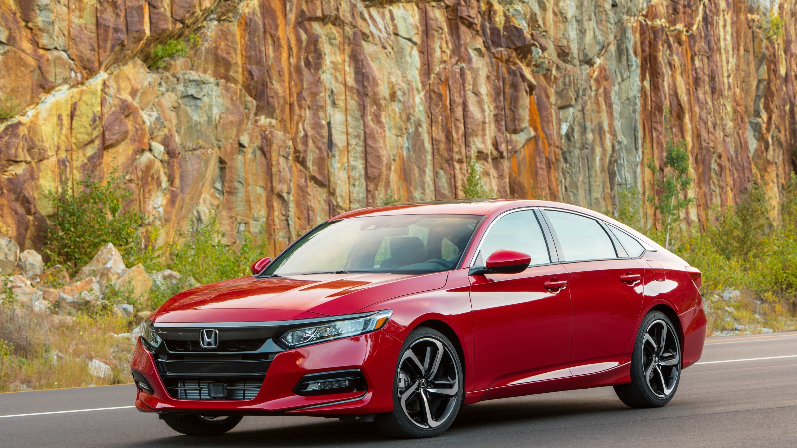 Компактный красный автомобиль Honda Accord