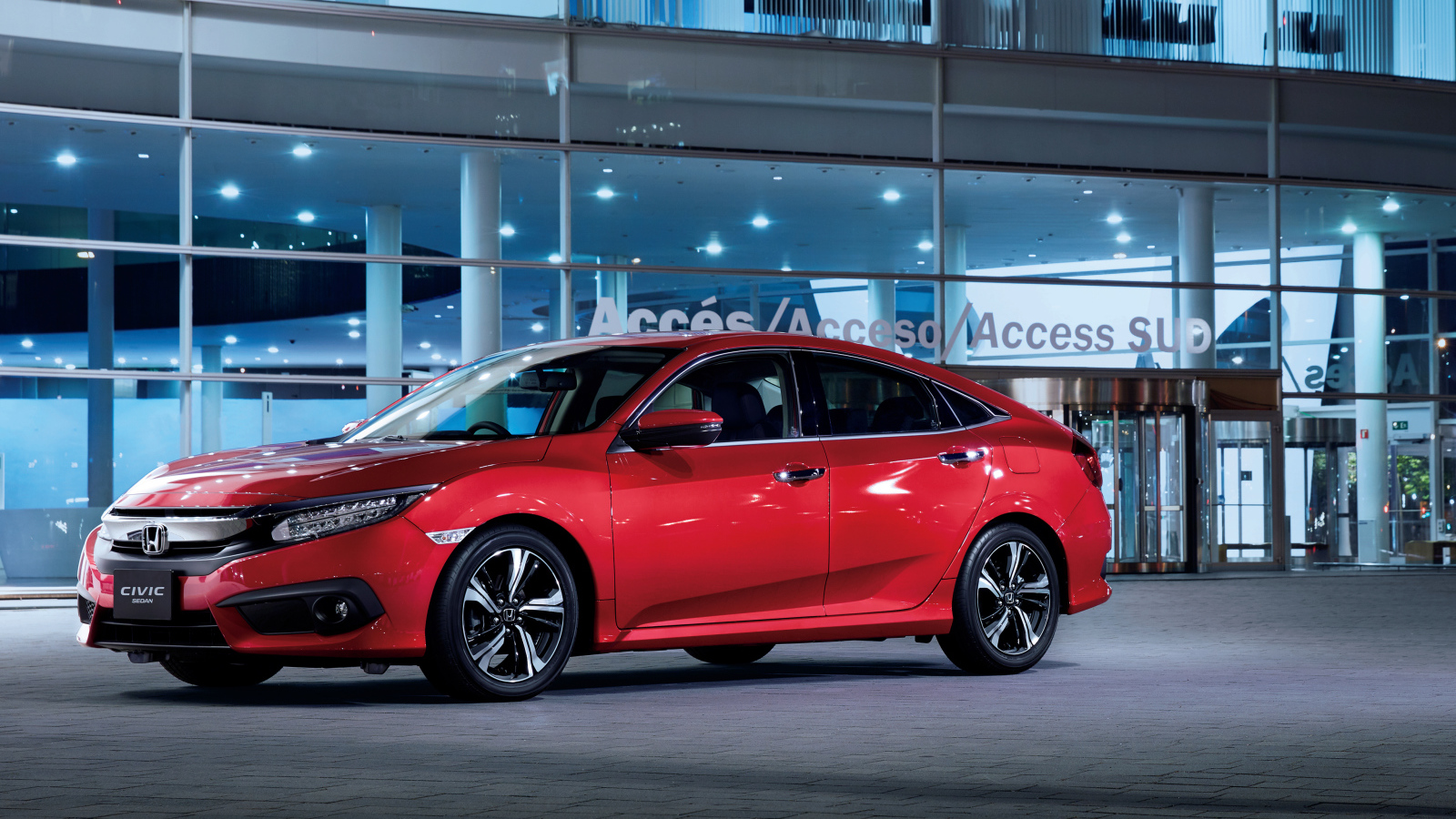 Стильный красный автомобиль Honda Civic в автосалоне