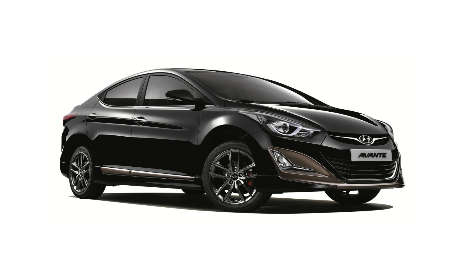 Черный автомобиль Hyundai Elantra на белом фоне