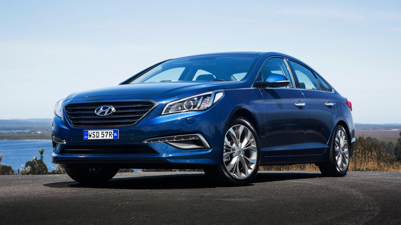 Синий автомобиль Hyundai Sonata на дороге 