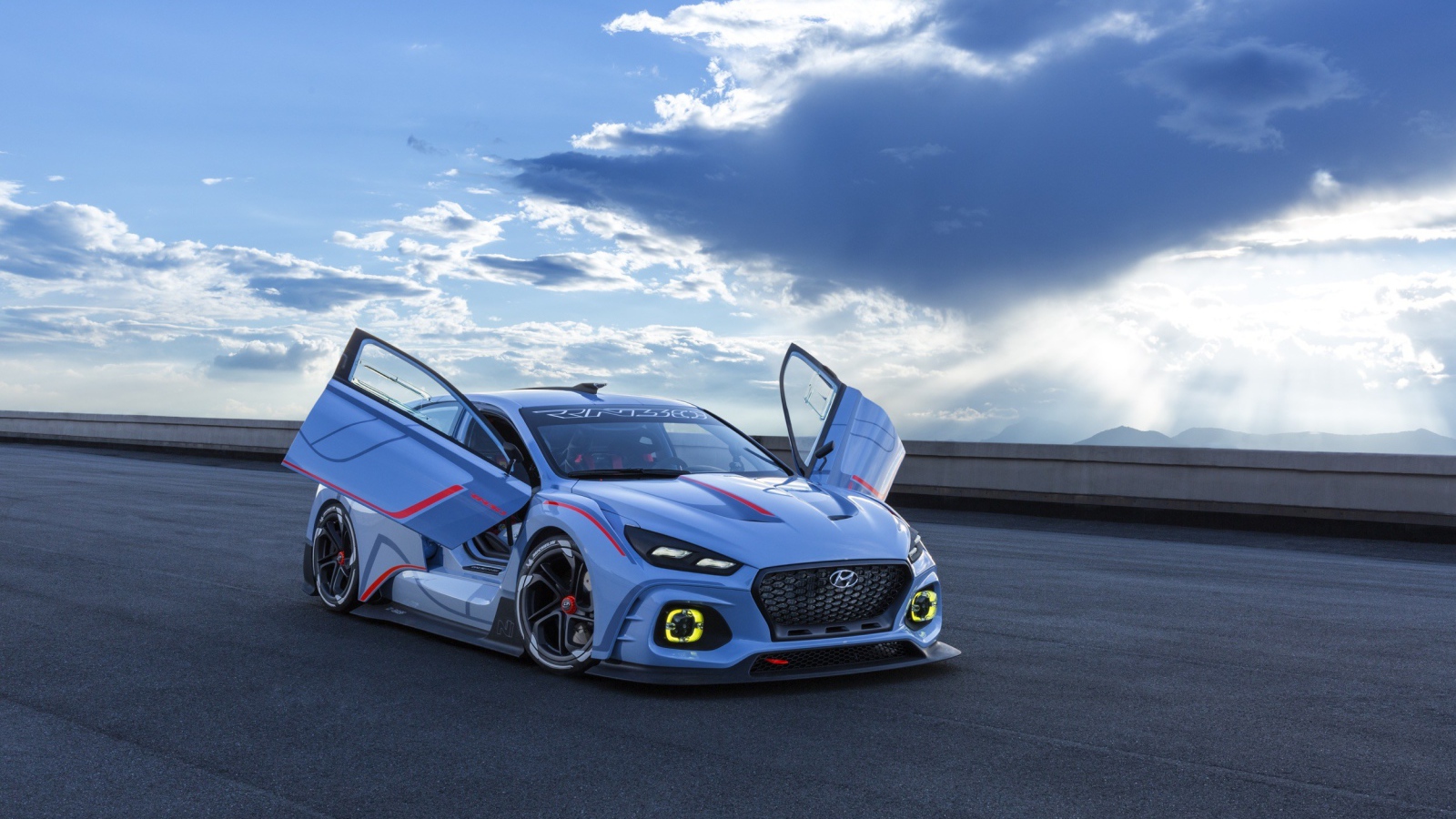Автомобиль Hyundai RN30 с открытыми дверями на фоне неба 
