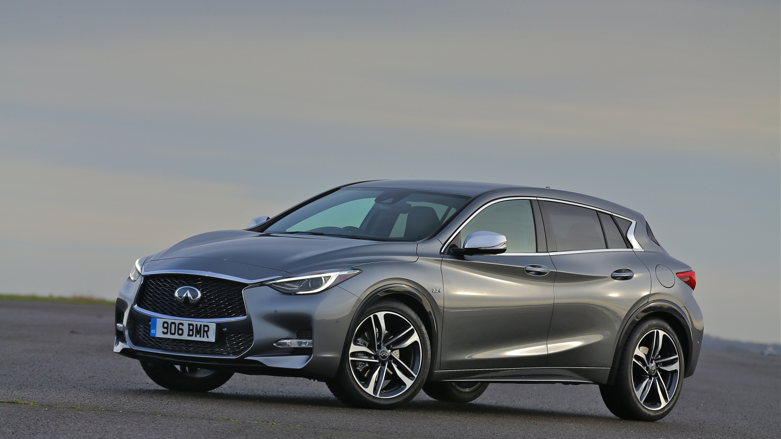 Серебристый автомобиль Infiniti QX30, 2017  