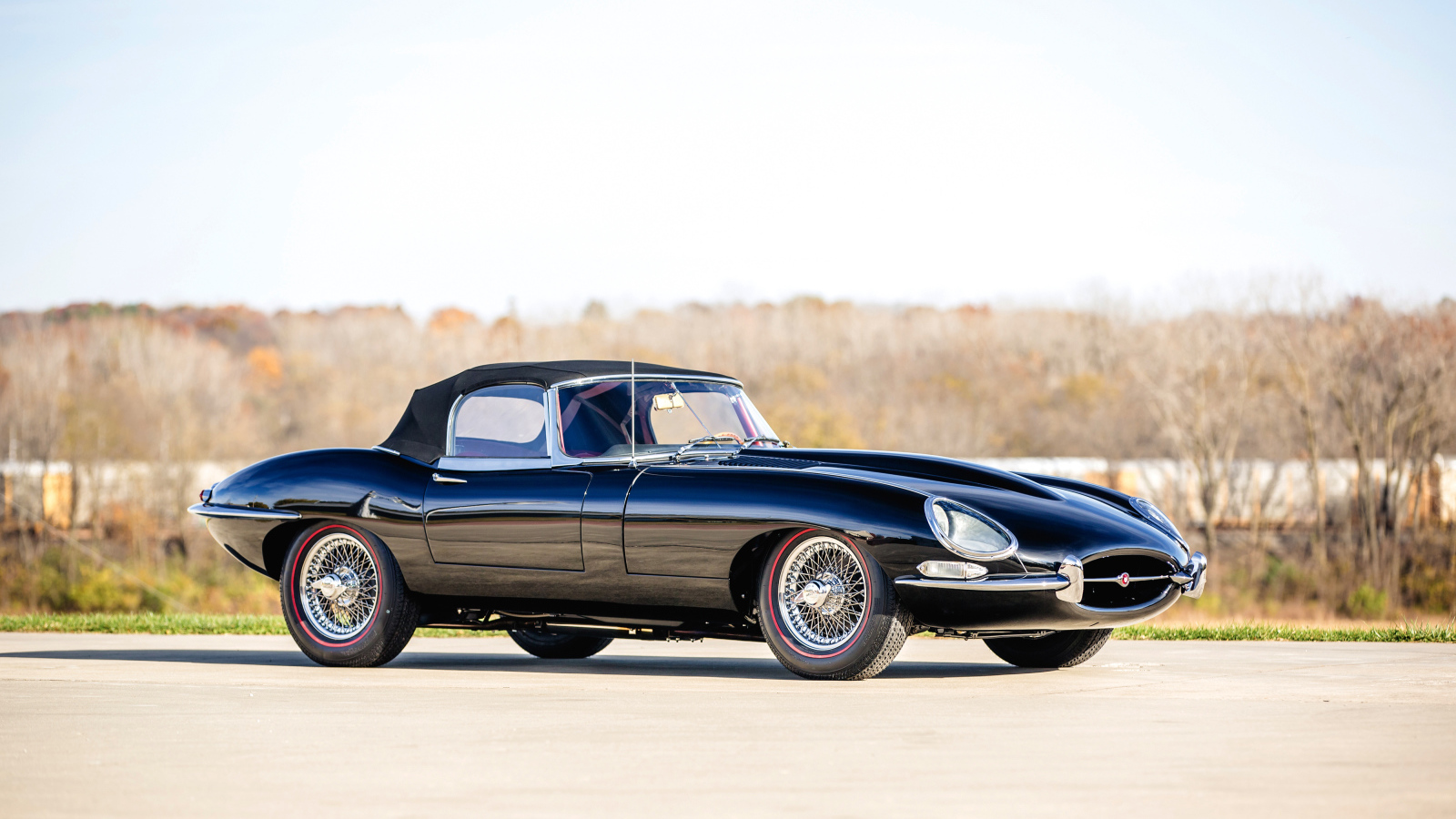 Стильный черный ретро автомобиль Jaguar E-Type 