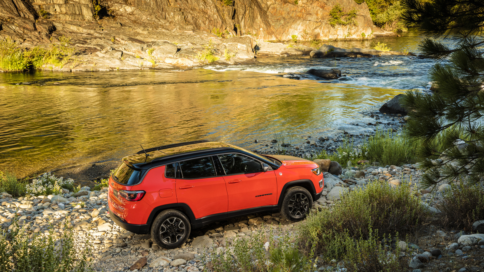 Красный Jeep Compass Trailhawk, 2017  на берегу 