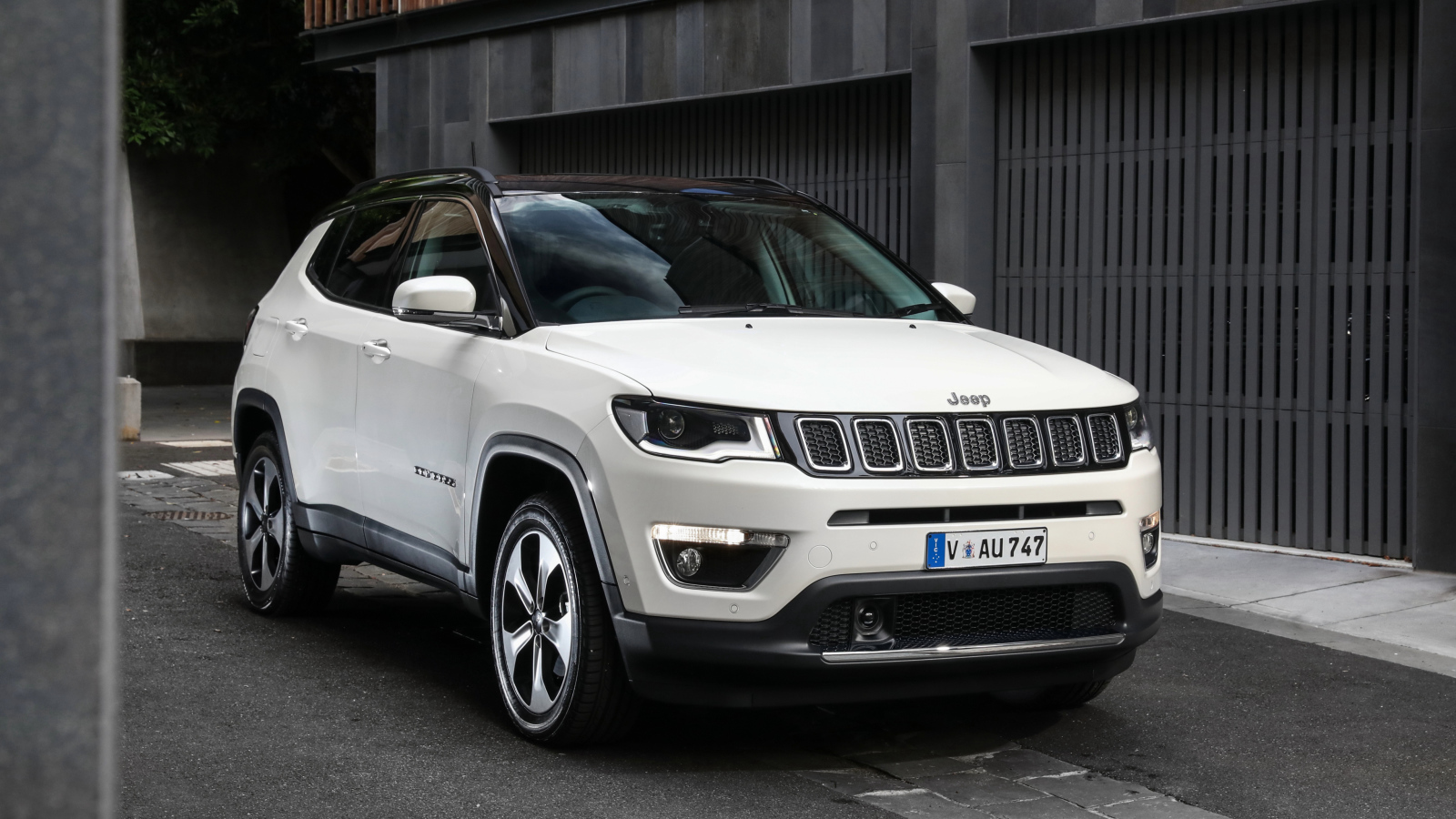 Белый автомобиль внедорожник  Jeep Compass Limited, 2018