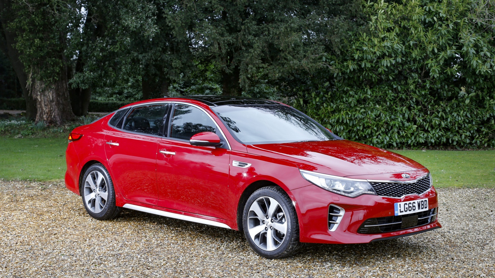 Красный автомобиль KIA Optima GT Line S, 2017 