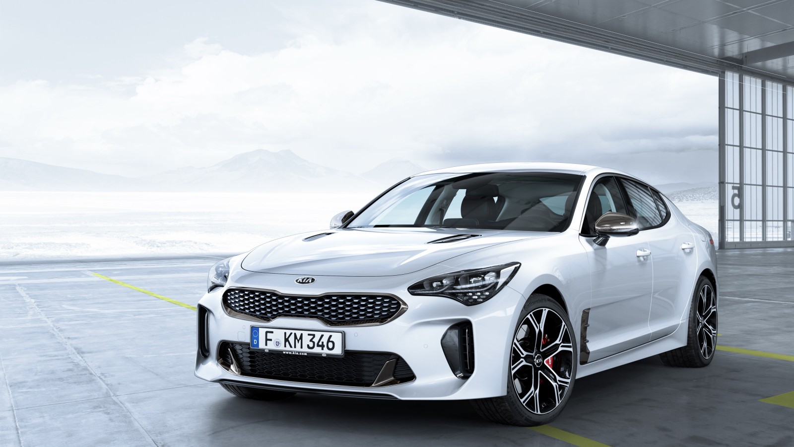 Белый автомобиль  Kia Stinger GT, 2017 