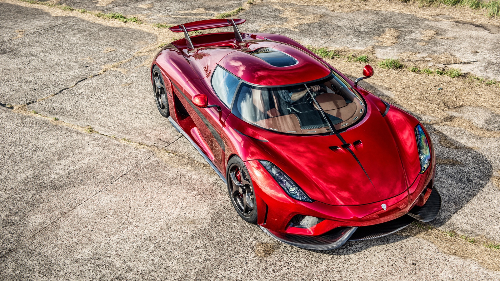 Красный спортивный автомобиль Koenigsegg Regera вид сверху