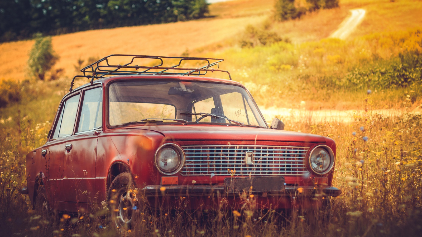 Красный российский автомобиль  Lada 2101