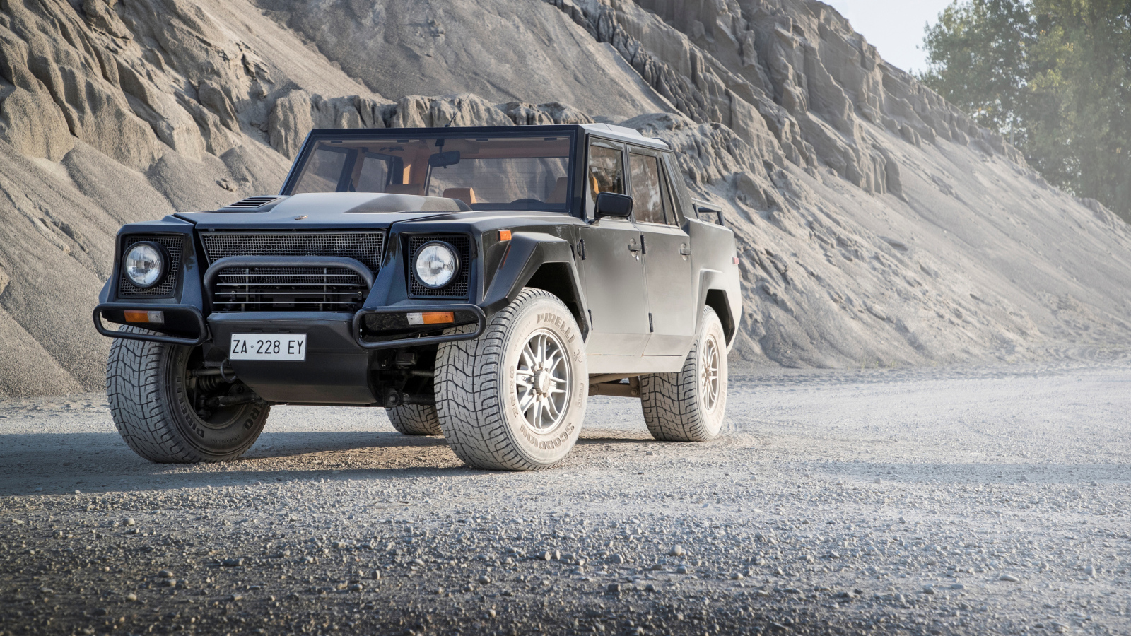 Внедорожник  Lamborghini LM002 на фоне гор