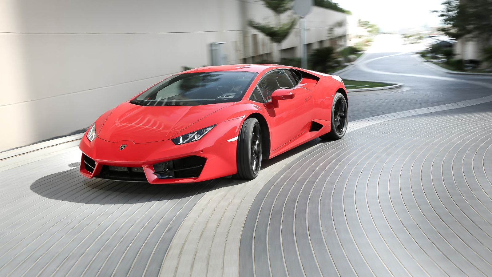 Красный спортивный автомобиль Lamborghini Huracan LP 580-2