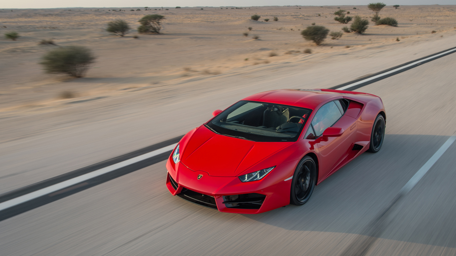 Красный спортивный автомобиль Lamborghini Huracan, LP 580-2 на трассе