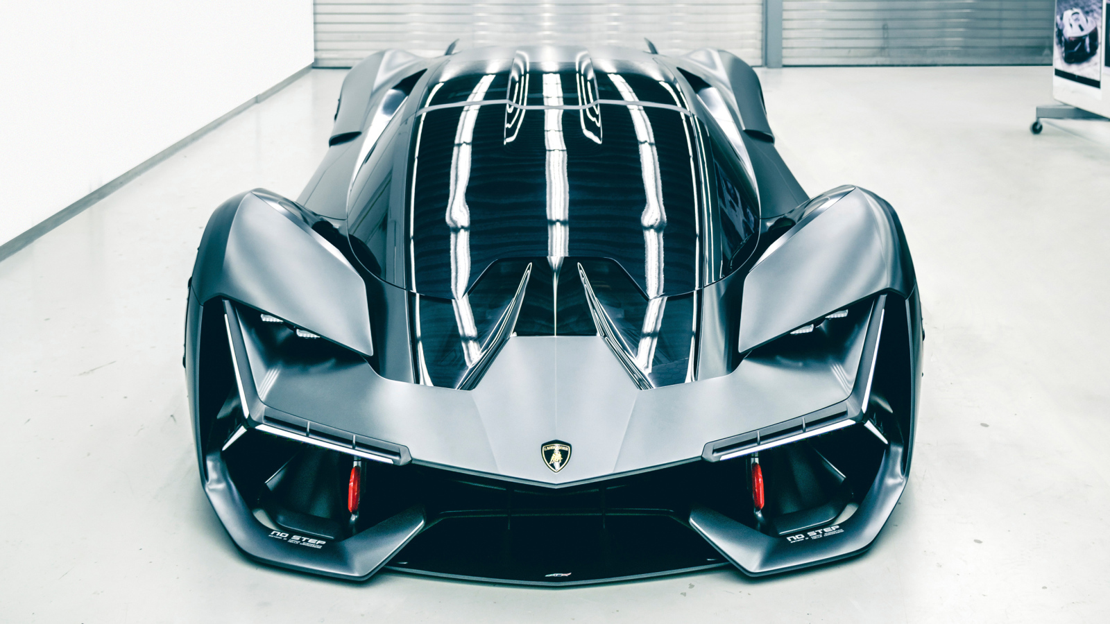 Эффектный черный спортивный суперкар Lamborghini Terzo Millennio вид спереди