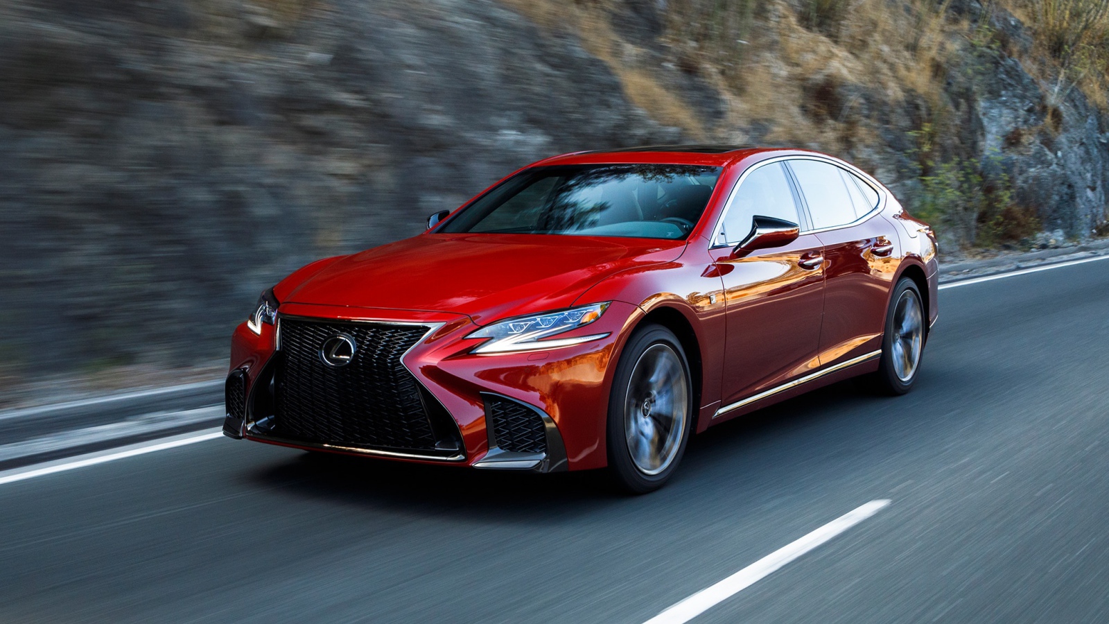 Яркий красный автомобиль Lexus LS, 2018 на трассе