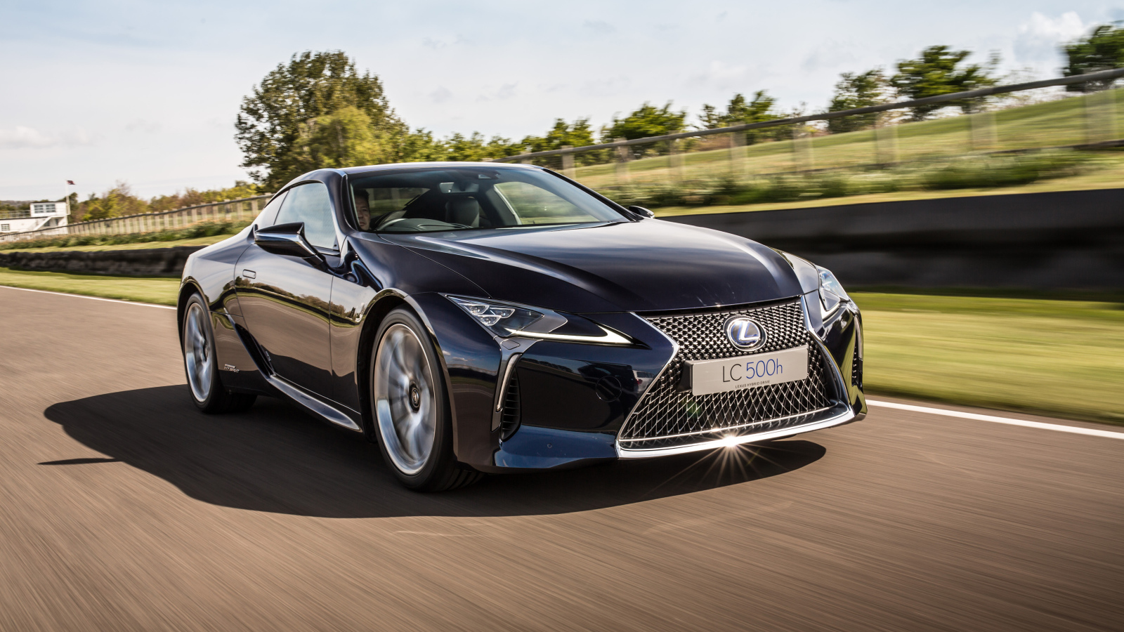 Стильный черный Lexus LC 500h на скорости