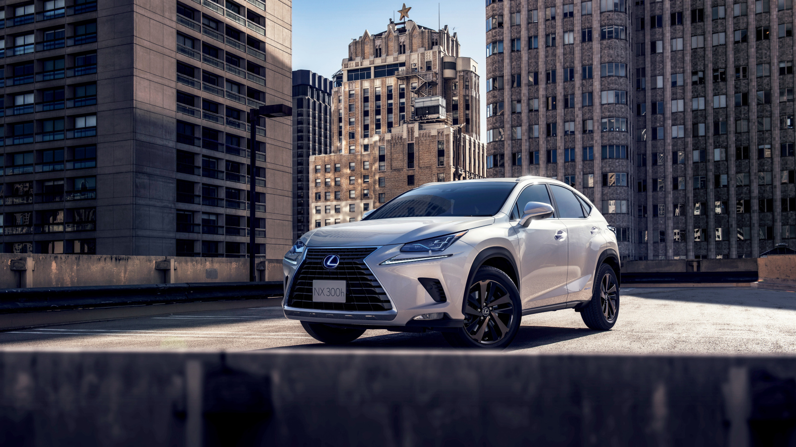 Белый автомобиль  Lexus NX 300h, 2018 на фоне домов