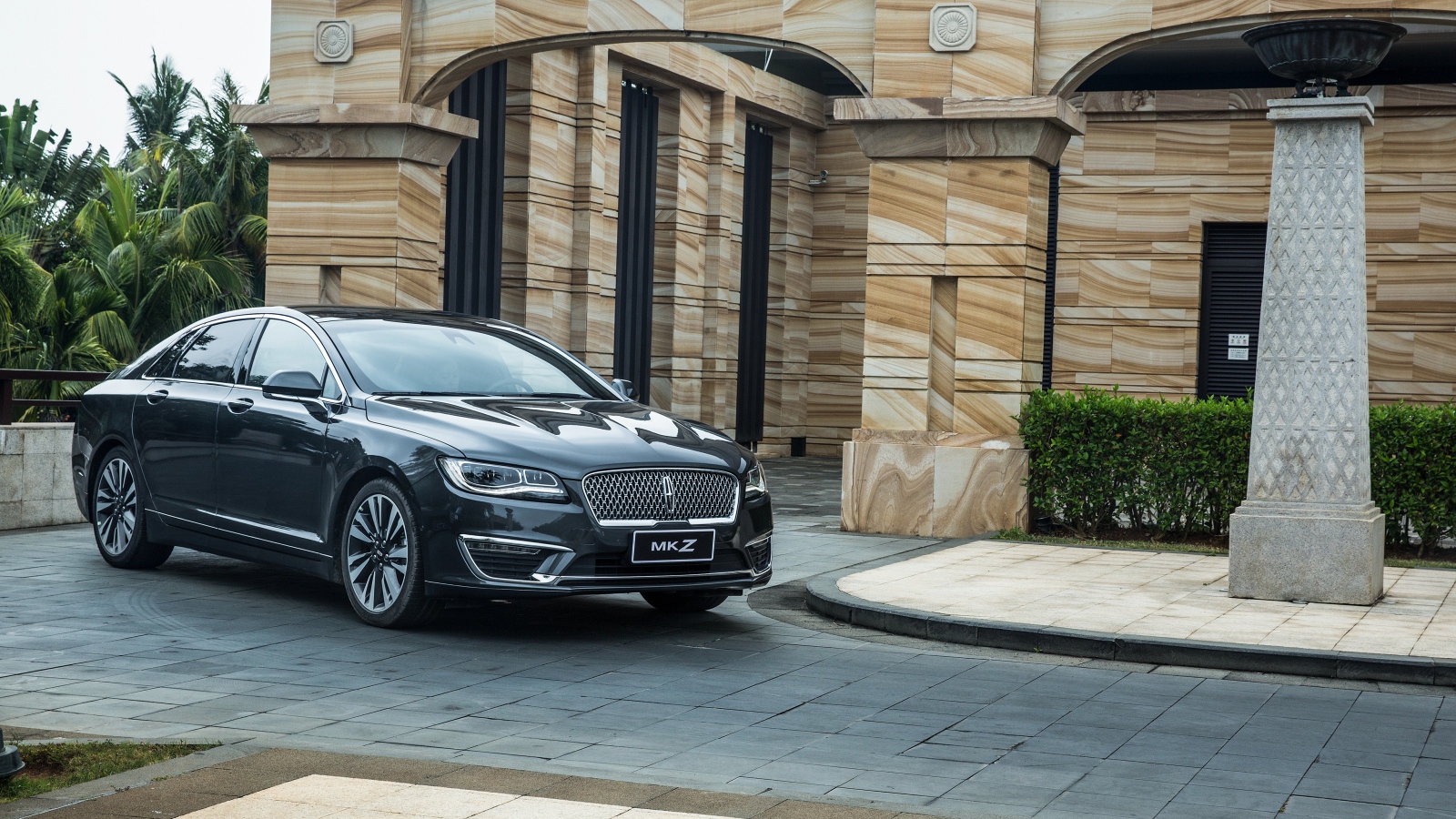 Черный автомобиль Lincoln MKZ Hybrid, 2017 