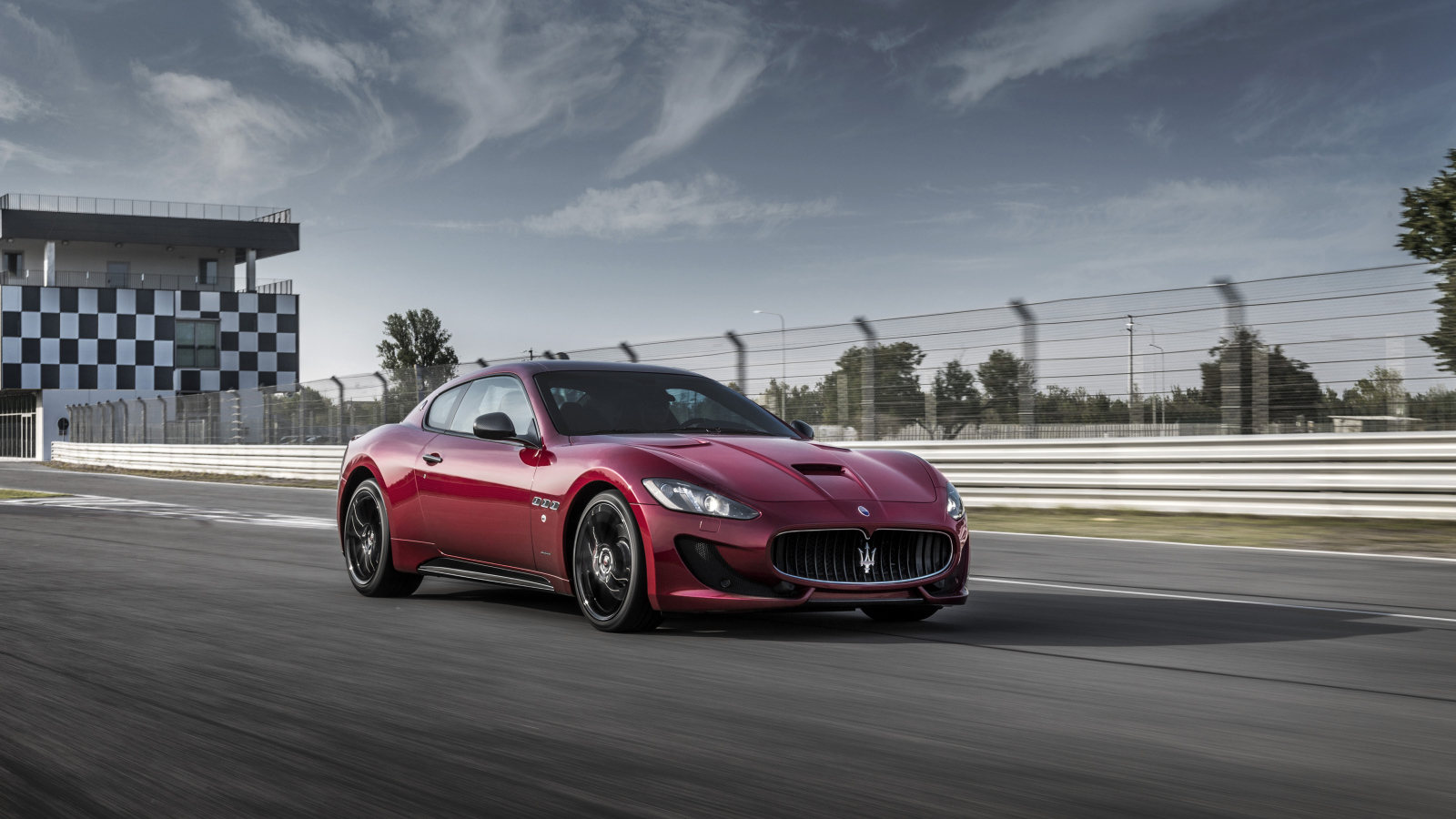 Бордовый автомобиль Maserati  GranTurismo, 2017. 