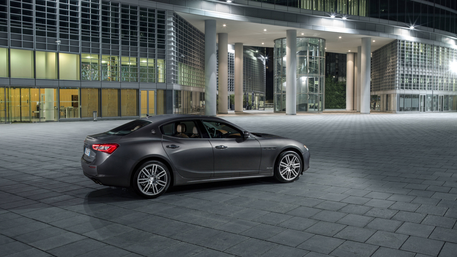 Серебристый автомобиль Maserati Ghibli S Gran Lusso, 2017