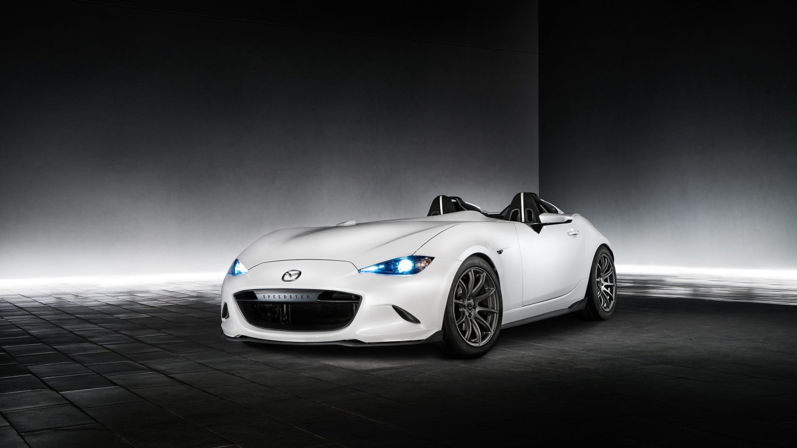 Стильный белый автомобиль Mazda MX-5 Speedster Evolution