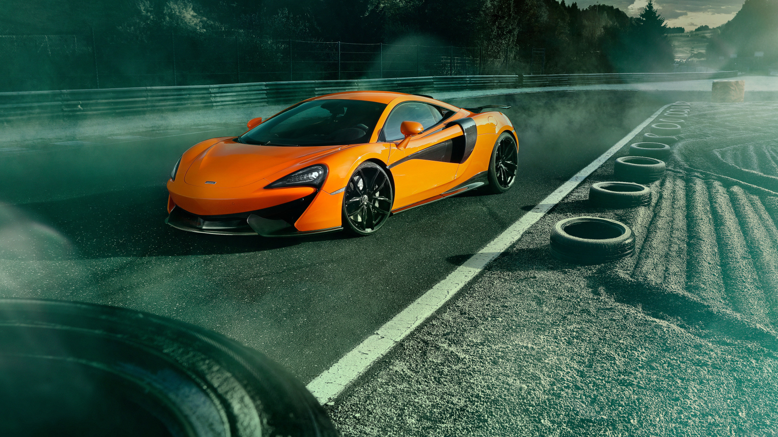 Спорткар McLaren 570S на гоночной трассе 